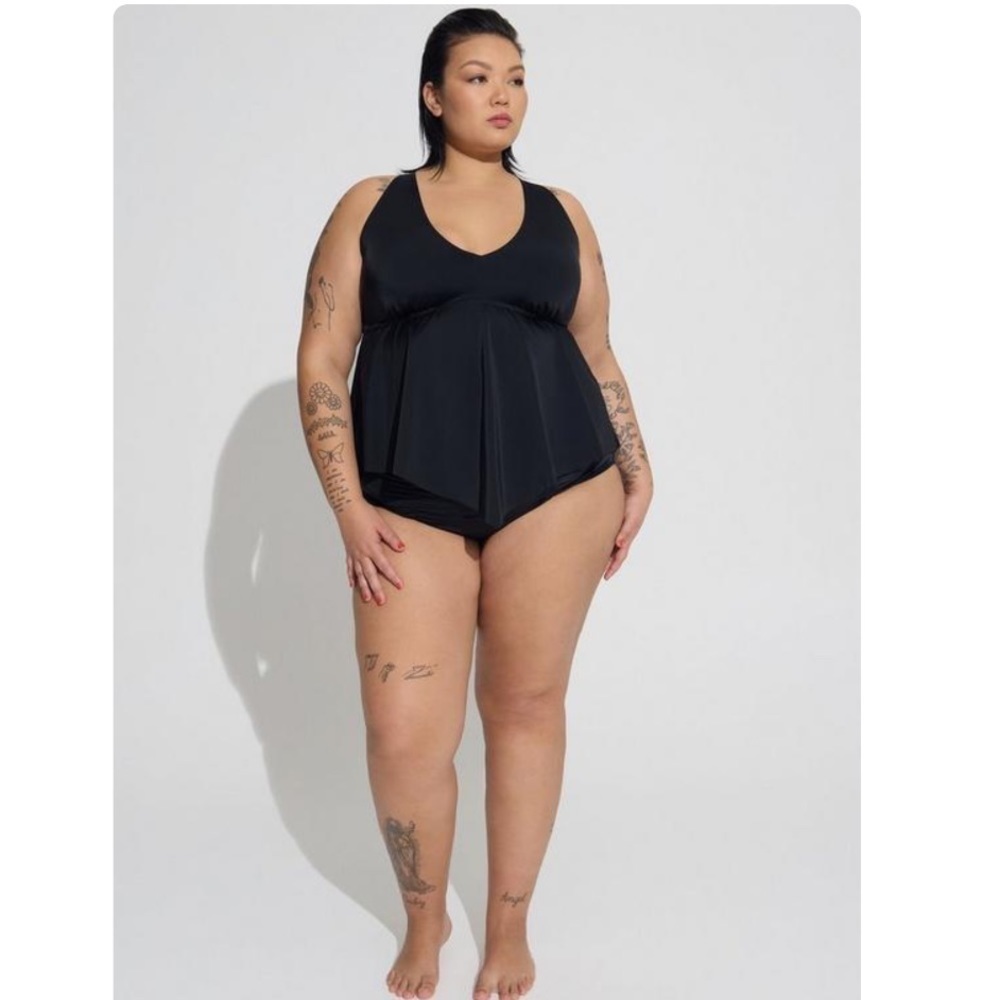 Torrid 4 Wireless V-Neck Tankini swimsuit top - Picture 4 of 8